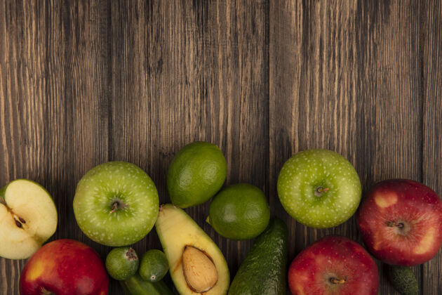 顶部新鲜水果的俯视图 如绿色和红色的苹果 酸橙 鳄梨 在木制背景上与复制空间隔离苹果红色新鲜
