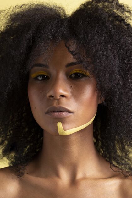 非洲女人非洲女人的美丽肖像 带着民族的妆容土著化妆非洲民族