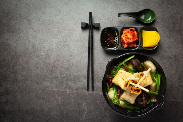 文化桌上有韩国鱼糕和蔬菜汤韩国鱼传统