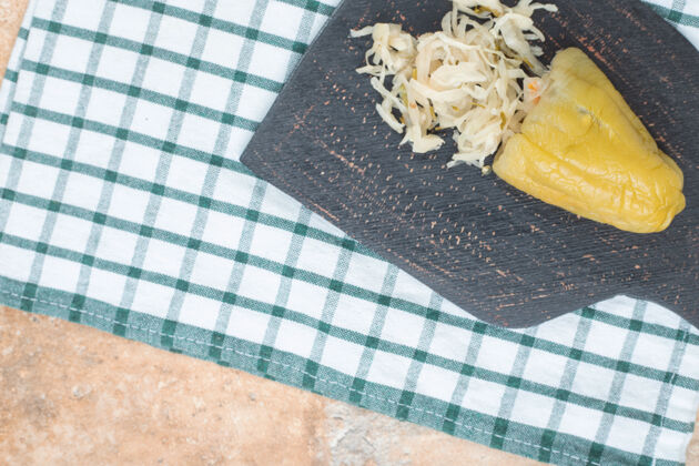发酵在深色的木板上塞满泡菜的泡椒咸的泡菜卷心菜