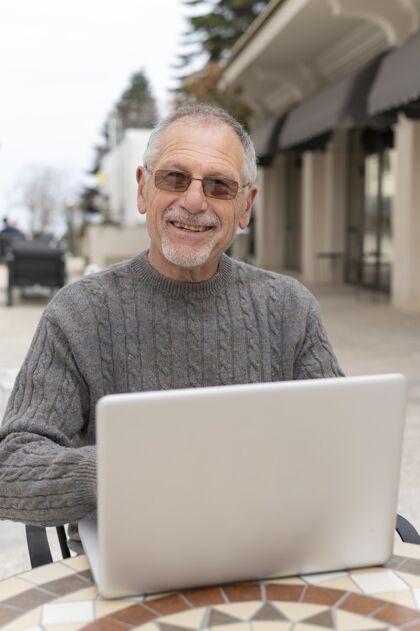 现代现代都市老人休闲生活方式笔记本电脑