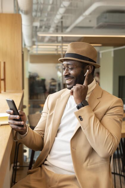 垂直咖啡店里的现代非洲裔美国人手机男士现代