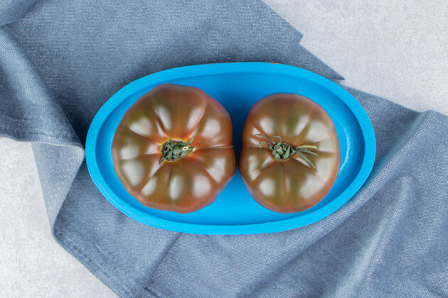 乡村一盘西红柿在毛巾上 在大理石表面农业营养健康