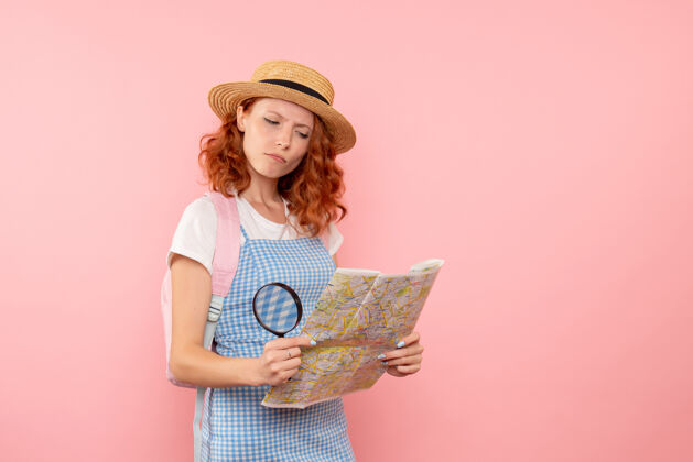 成人女游客正拿着地图在外国寻找方向微笑方向情感