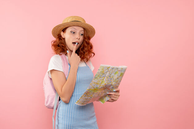 发现女游客正拿着地图在外国寻找方向女人旅行年轻