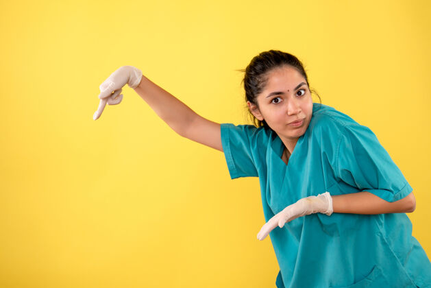 指点正面图：女医生戴着乳胶手套指着地板欢呼人女医生