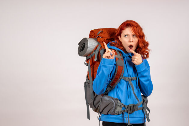 年轻女游客背着背包上山旅游成人徒步旅行度假