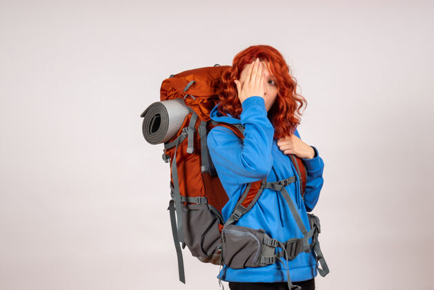 肖像女游客背着背包上山旅游乐趣旅行山