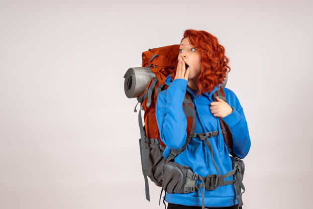 人女游客背着背包上山旅游摄影师人旅行