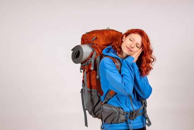 女人女游客背着背包上山旅游情感自然徒步旅行