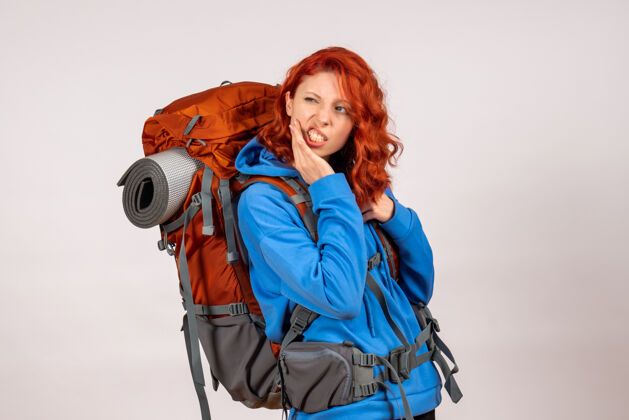 自然女游客背着背包上山旅游远足快乐人