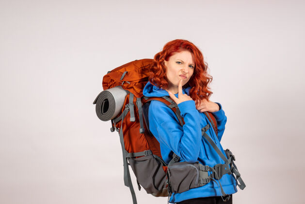 女人女游客背着背包上山旅游人徒步旅行背包