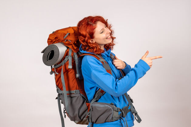背包女游客背着背包上山旅游旅行人女人