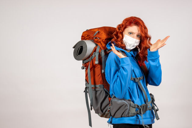 年轻正面图女游客带着背包 戴着面具上山旅游人女人旅行