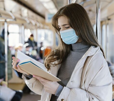 女性坐地铁读书的年轻女子病毒地铁大都会