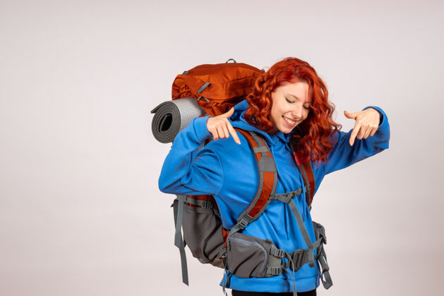 背包女游客背着背包上山旅游徒步旅行冬天女人