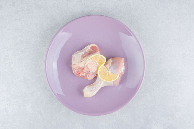 美味柠檬和鸡肉放在盘子里 放在大理石表面家禽蛋白质健康