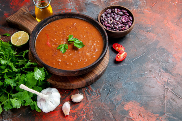豆类棕色砧板上的番茄汤和混色桌子上的豆子的侧视图晚餐美食午餐
