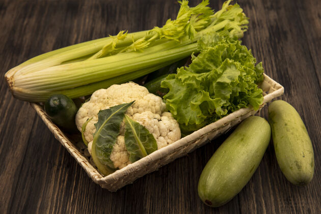 木材顶视图新鲜蔬菜 如芹菜莴苣和花椰菜上的木桶与西葫芦孤立的背景芹菜食品营养