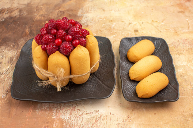 饮食为客人准备的带有礼品蛋糕和饼干的餐桌侧视图成熟可食用水果甜点