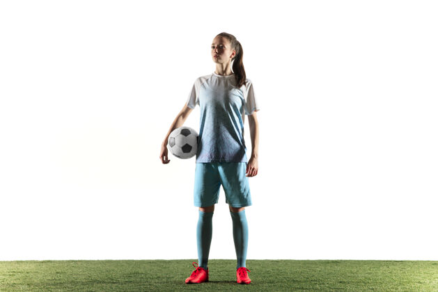 享受年轻的女足球运动员或足球运动员 长发 运动服和靴子 站在白色背景上 球与外界隔绝健活方式 职业运动 爱好的概念靴子成人女