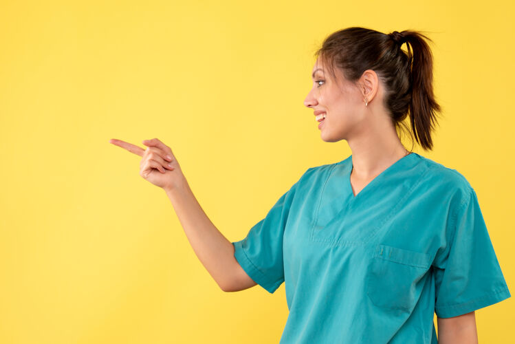 衬衫前视图黄色背景上穿着医用衬衫的女医生黄色正面护士
