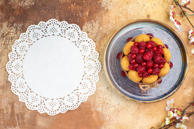 饮食上图：混色桌上新鲜出炉的软蛋糕 水果 鲜花和餐巾水果餐巾胡椒粉