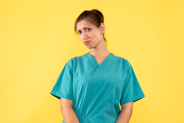 视图正面图黄色办公桌上穿着医用衬衫的女医生医院彩色医疗帽护士健康病毒休闲病毒医疗
