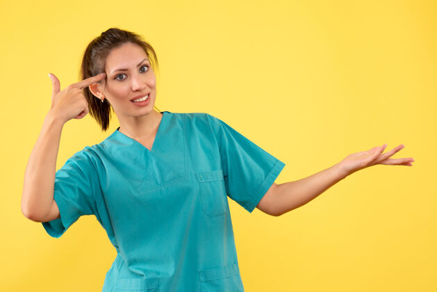健康前视图黄色背景上穿着医用衬衫的女医生医疗护士衬衫
