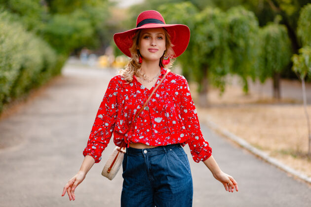 白色可爱迷人的时尚金发微笑的女人在稻草红帽子和衬衫夏季时尚套装女孩女性时尚