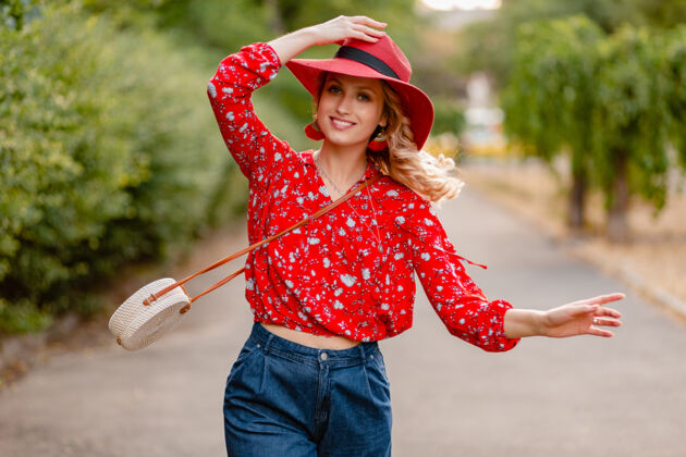 帽子可爱迷人的时尚金发微笑的女人在稻草红帽子和衬衫夏季时尚套装明亮脸金发