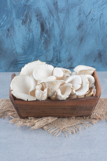 农业袋装牡蛎菇的木篮无人白色配料