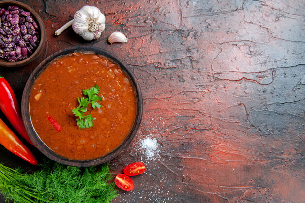 餐厅番茄汤在一个棕色的碗和不同的香料大蒜柠檬上混合颜色的表镜头南瓜西红柿汤食物