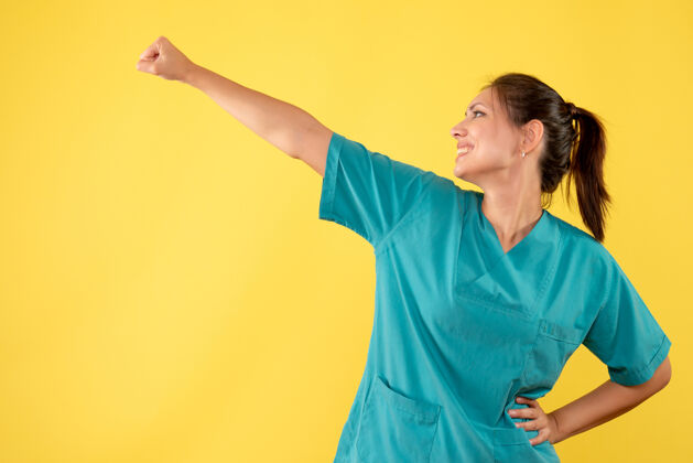 休闲前视图黄色背景上穿着医用衬衫的女医生女医生病毒视图