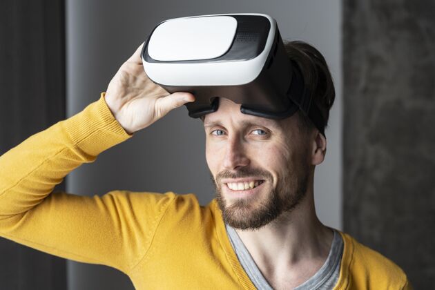 虚拟现实笑脸人与虚拟现实耳机合影的前视图男人娱乐虚拟现实耳机