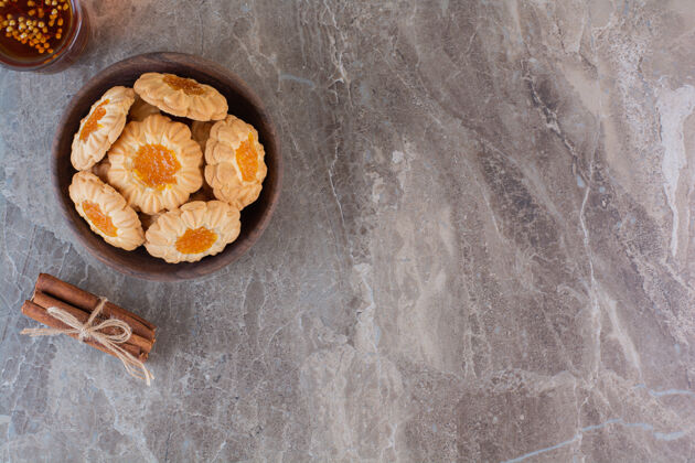 待遇广角照片自制果酱饼干在一个木碗超过灰色气氛卡路里水平