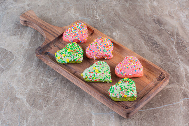 巧克力自制的新鲜饼干放在木板上水平对待糕点
