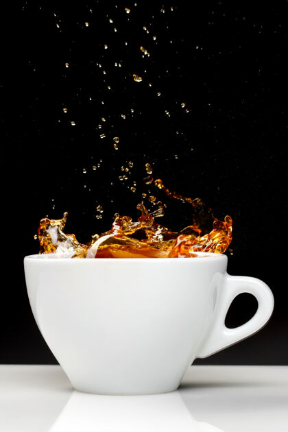 视图红墙上一杯茶的正视图黑色热茶杯