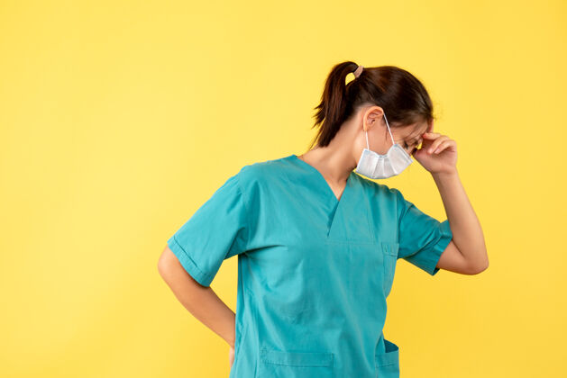 视图正面图穿着医用衬衫的女医生 黄色背景强调无菌面罩衬衫绝育病毒