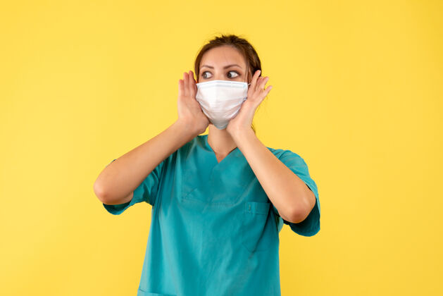 面具前视图黄色背景上穿着医用衬衫和面罩的女医生正面视图封面