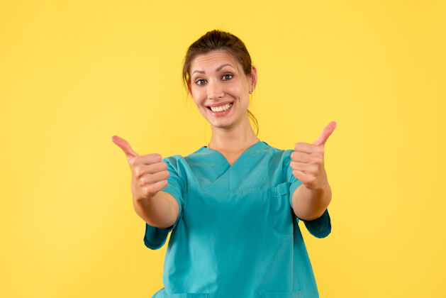 病毒前视图黄色背景上穿着医用衬衫的女医生人健康正面