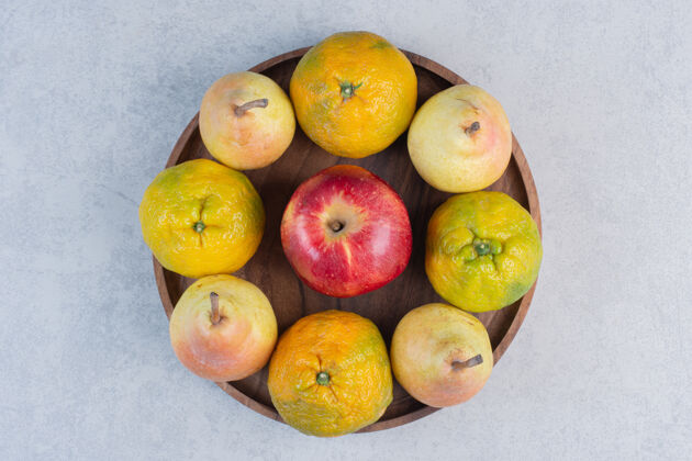 食物在木板上放有机水果 橘子 红苹果和梨柑橘堆柑橘