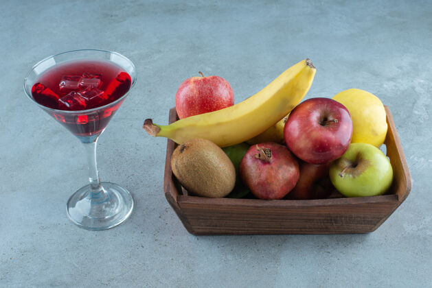 苹果美味的果汁加冰块和各种水果鸡尾酒多汁的篮子