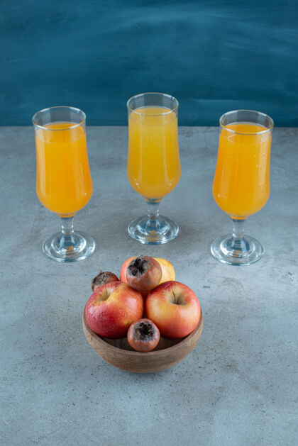 苹果一个木制的苹果碗和一杯橙汁水果木头果汁