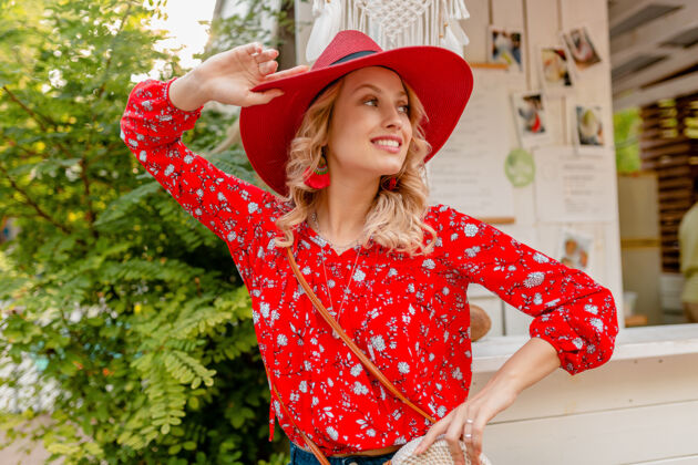 装束漂亮迷人的时尚金发微笑的女人在稻草红色帽子和衬衫夏季时尚服装年轻脸女人