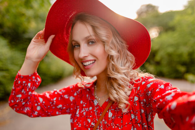 享受迷人的时尚金发微笑的女人在草帽和衬衫夏季时尚服装自拍脸年轻外表