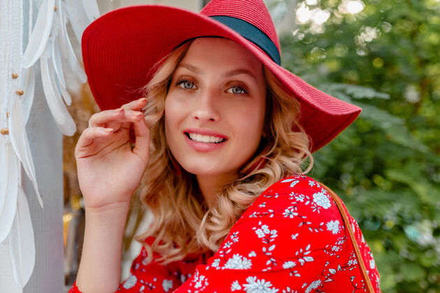 女性有吸引力的时尚金发微笑的妇女在草帽和衬衫夏季时尚装微笑特写肖像装束优雅华丽