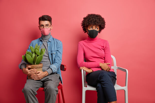女人混血青年男女戴着防护面具心情不好坐在一起捧着仙人掌病毒生病预防