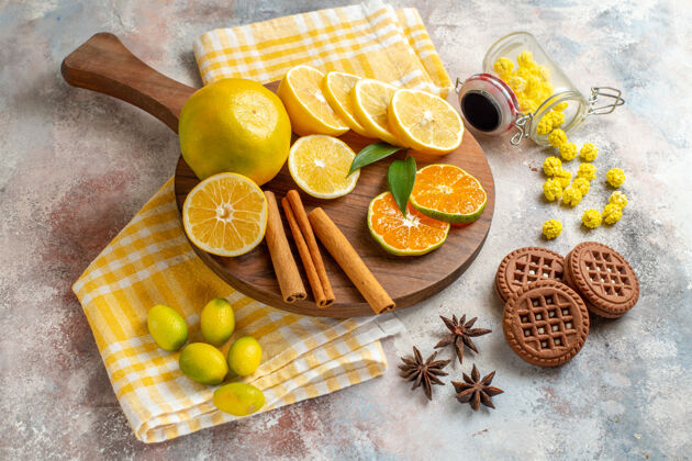 柠檬片柠檬片肉桂酸橙放在木砧板上 饼干放在白桌子上酸橙营养农产品