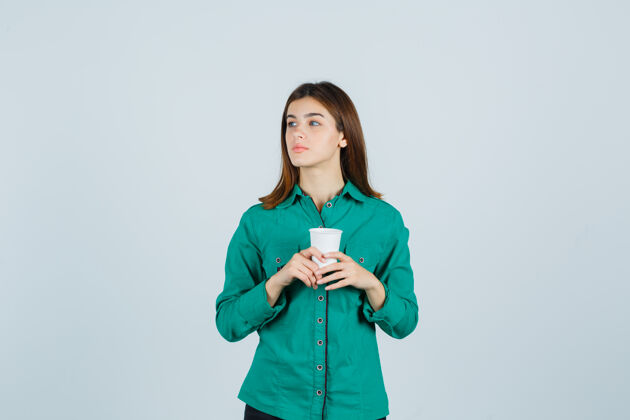 自然年轻的女士拿着一杯塑料咖啡 穿着衬衫 面带沉思女人女孩咖啡